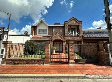 Casa · 185m² · 5 Ambientes · 1 Cochera · Casa en Venta 5 Amb en Villa Sarmiento C/pileta