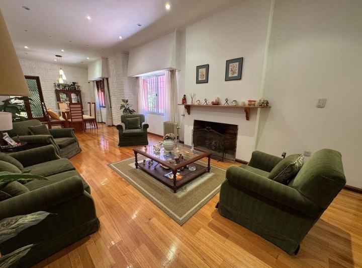 Casa · 323m² · 6 Ambientes · 1 Cochera