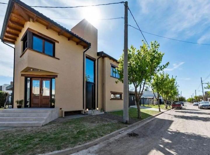 Casa · 260m² · 1 Ambiente · 2 Cocheras
