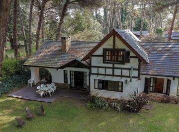 Casa · 193m² · 6 Ambientes · 1 Cochera · Casa con Piscina y 4 Dorm. en Venta en Urraca Al 1600 Cariló