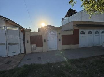 Casa · 155m² · 1 Cochera · Casa en Barrio Malvinas Argentinas