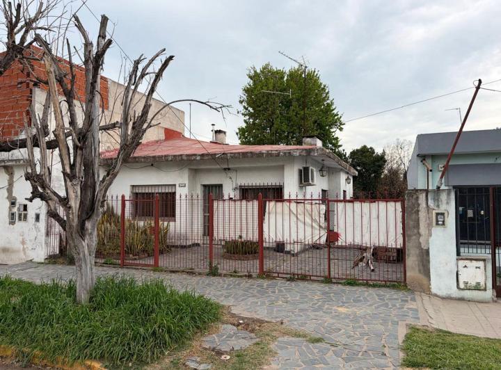 Casa · 97m² · 2 Ambientes · 3 Cocheras
