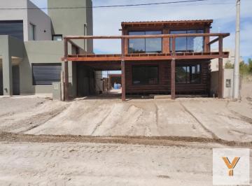 Casa · 196m² · 6 Ambientes · Casa en Venta - 5 Dorm. 3 Baños - Claromecó