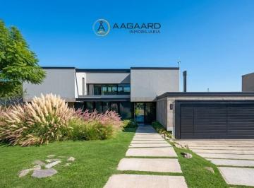 Casa · 420m² · 6 Ambientes · 2 Cocheras · Estancia El Terron Casa en Venta 3 Suites (Principal en Pb) - Fondo Golf y Vista a Las Sierras