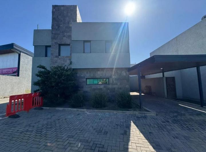 Casa · 220m² · 8 Ambientes · 1 Cochera