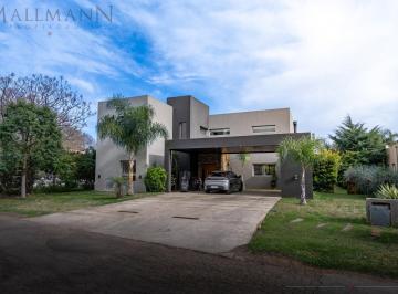 Casa · 257m² · 7 Ambientes · 6 Cocheras · Casa Venta en Sausalito Lote Central - 7 Ambientes