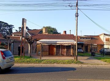 Casa · 90m² · 3 Cocheras · Casa 2 Amb. Local | Cochera P/ 3 Autos y Jardín - Apto Credito - Quilmes Oeste