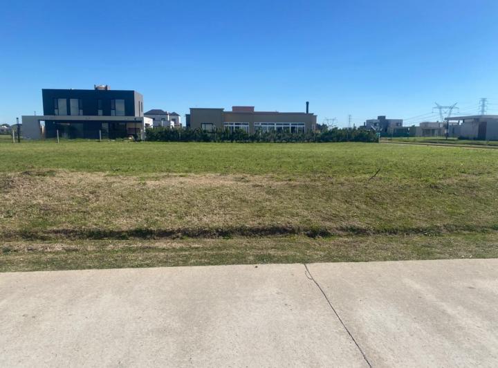 Terreno · 742m²