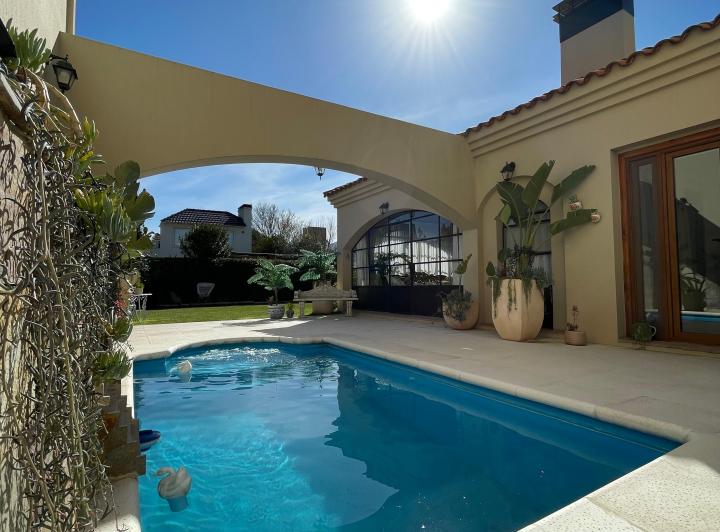 Casa · 350m² · 7 Ambientes · 1 Cochera