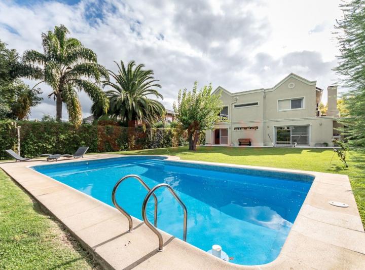 Casa · 271m² · 5 Ambientes · 2 Cocheras