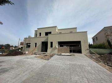 Casa · 282m² · 5 Ambientes · 1 Cochera · Casa Estilo Moderno en El Barrio Privado Casonas del Haras