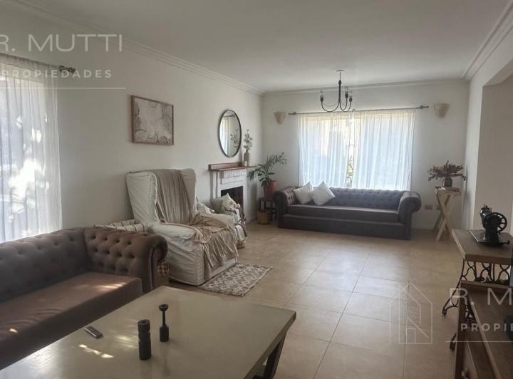 Casa · 890m² · 6 Ambientes · 4 Cocheras