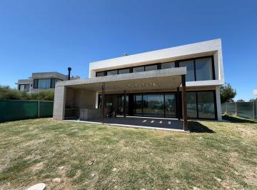 Casa · 259m² · 5 Ambientes · 2 Cocheras · Venta Casa a Tereminar Barrio San Eliseo, Canning