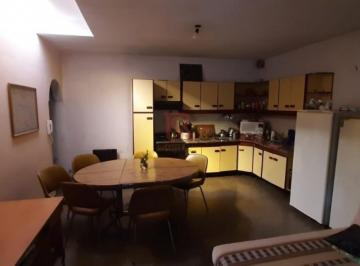 Casa · 100m² · 4 Ambientes · Lp - Amplia Casa en Dos Plantas en Venta Ubicada en Quilmes o