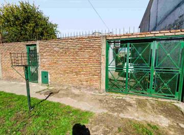Casa · 80m² · 2 Ambientes · 2 Cocheras · Casa 2 Ambientes en Venta Quilmes Oeste con Patio