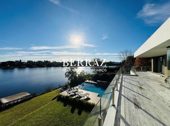Casa · 370m² · 6 Ambientes · 2 Cocheras