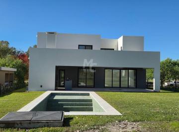 Casa · 1000m² · 5 Ambientes · 1 Cochera · Casa Al Golf en Alquiler en La Reserva Cardales