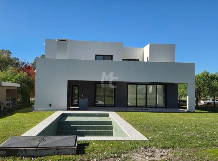Casa · 1000m² · 5 Ambientes · 1 Cochera