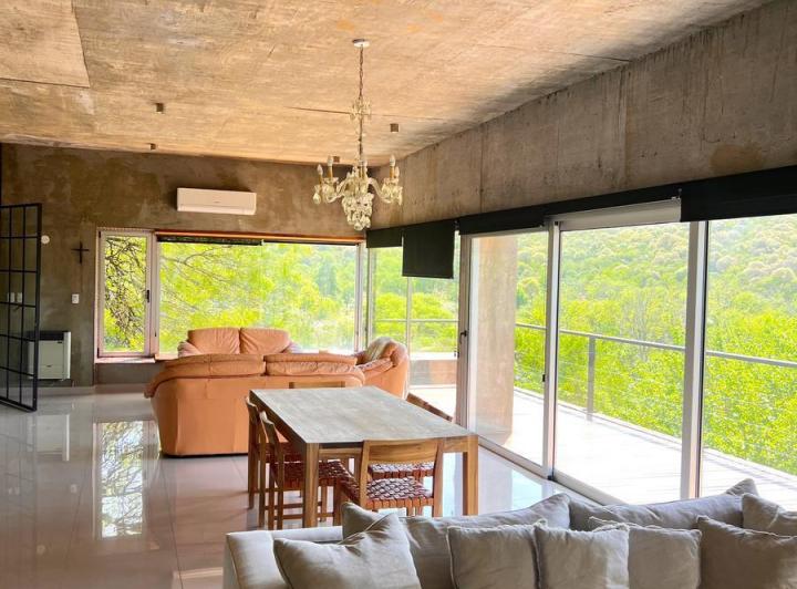 Casa · 280m² · 6 Ambientes · 4 Cocheras