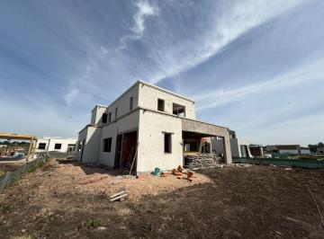 Casa · 253m² · 4 Ambientes · Casa Estilo Moderno en Sector Pradera de Casonas del Haras