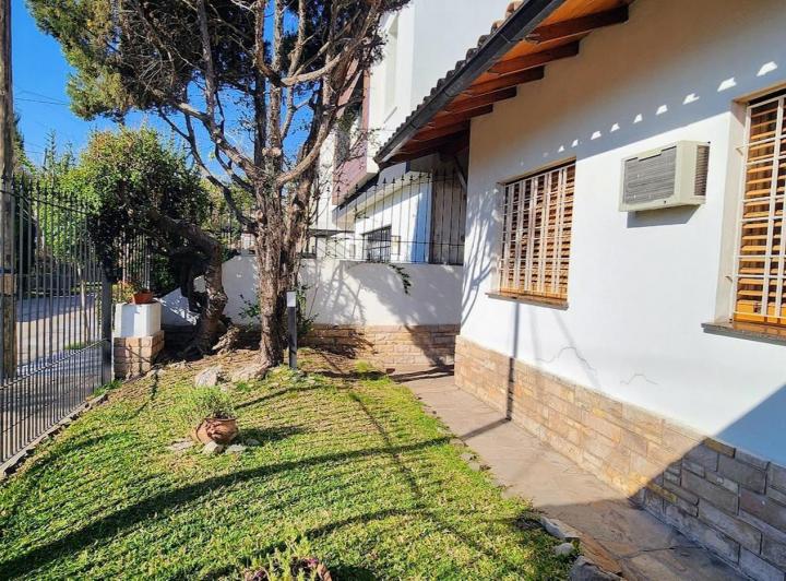 Casa · 240m² · 4 Ambientes · 1 Cochera