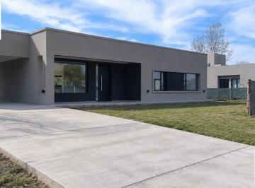 Casa · 198m² · 4 Ambientes · 1 Cochera · Casa Planta Baja a Estrenar 3 Dorm., Barrio Privado Canales Plottier Neuquén