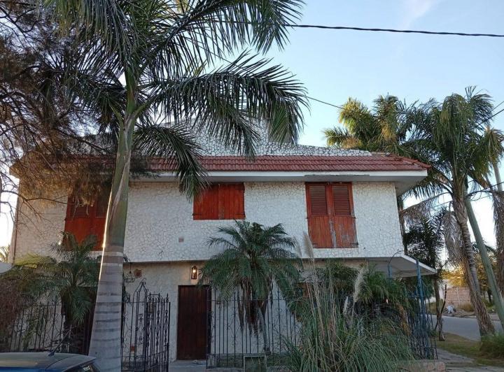 Casa · 270m² · 6 Ambientes · 1 Cochera