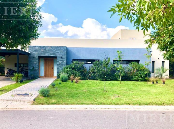 Casa · 293m² · 6 Ambientes · 2 Cocheras
