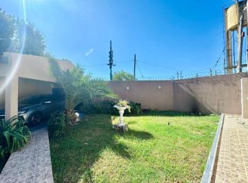 Casa · 75m² · 4 Ambientes · 2 Cocheras · Casa en Venta en Melchor Romero
