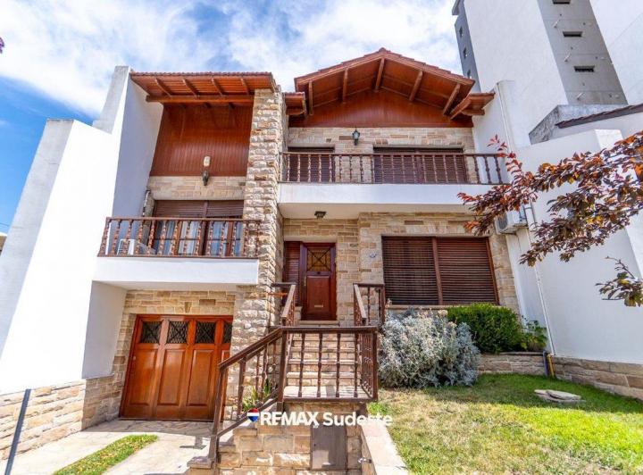 Casa · 285m² · 5 Ambientes · 2 Cocheras