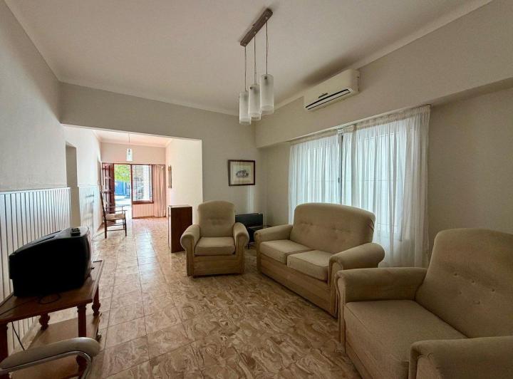 Casa · 230m² · 6 Ambientes · 2 Cocheras