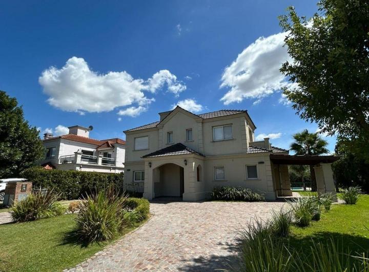Casa · 168m² · 5 Ambientes · 2 Cocheras