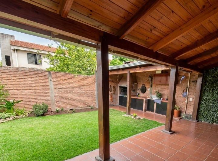 Casa · 6 Ambientes · 2 Cocheras