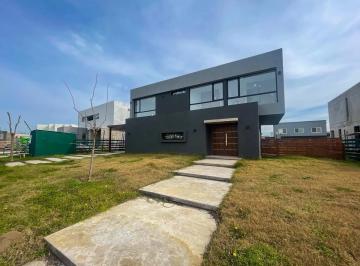 Casa de 5 ambientes, Escobar · Moderna Casa en Lote Interno de 700 m² con Pileta con Orientación Norte