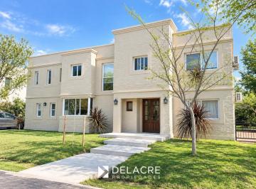Casa · 222m² · 8 Ambientes · 3 Cocheras · Casa en Barrio Cerrado en Tigre - Venta
