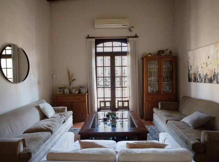 Casa · 239m² · 8 Ambientes · 1 Cochera