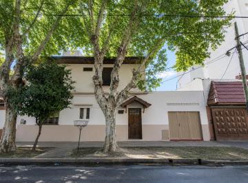 Casa · 156m² · 4 Ambientes · 1 Cochera · Venta / Sarmiento 2800 / Casa en Lote Propio / 4 Ambientes / Caseros / Propicia