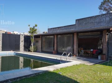 Casa · 250m² · 5 Ambientes · 1 Cochera · Hermosa Casa C/ Quincho, Parque y Pileta