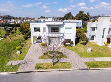 Casa · 251m² · 5 Ambientes · 1 Cochera · Venta Casa 5 Ambientes Nuevo Quilmes Apto Crédito