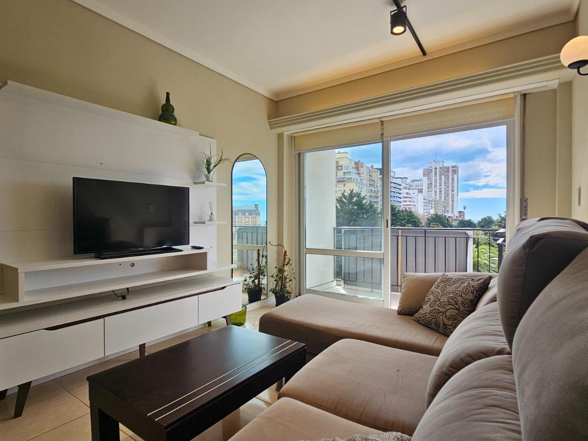 Departamento de 2 ambientes ubicado en un tercer piso con balcón saliente y excelente vista abierta a Plaza Colón