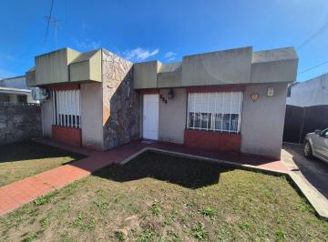 Casa · 140m² · 3 Ambientes · 2 Cocheras · Venta Casa 2 Dorm., Cohera, Jardin. Bermudez