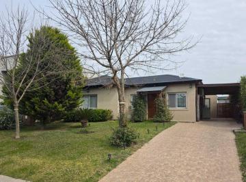 Casa · 130m² · 4 Ambientes · 4 Cocheras · Casa Chalet en Venta en San Eduardo, Pilar del Este, Pilar