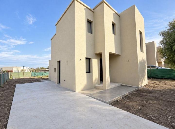 Casa · 169m² · 5 Ambientes · 4 Cocheras