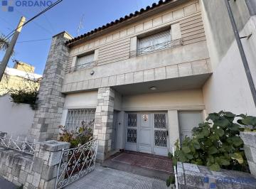 Casa · 315m² · 8 Ambientes · 1 Cochera · Casa en Venta San Martin