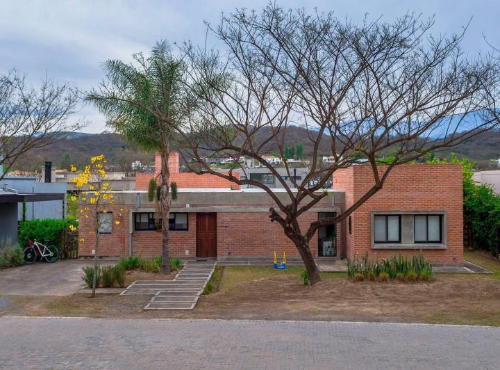 Casa · 230m² · 5 Ambientes · 1 Cochera