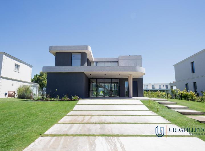 Casa · 245m² · 6 Ambientes · 2 Cocheras
