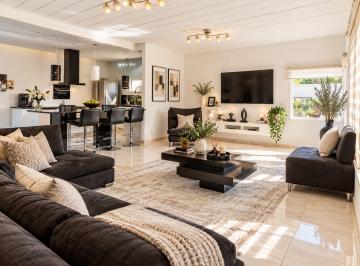 Casa · 259m² · 4 Ambientes · 2 Cocheras · Casa en Barrio Cerrado Maschwitz, con Amplios Espacios, Piscina y 2 Suites.