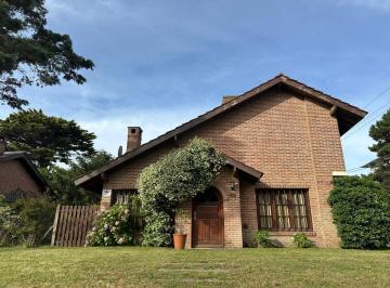 Casa · 140m² · 4 Dormitorios · 1 Cochera · Pinamar - Chalet en Venta en Pinamar Ubicado a 150 m del Mar