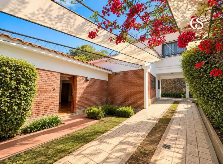 Casa · 210m² · 4 Ambientes · 3 Cocheras