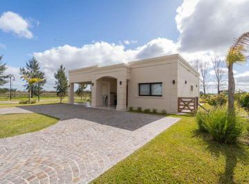 Casa · 181m² · 6 Ambientes · 2 Cocheras · Casa a La Venta en Area60, La Victoria